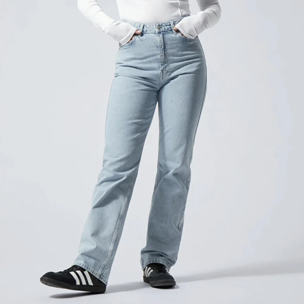 Jättefina raka jeans från Weekday i modellen Rowe och färgen summer blue, endast använda fåtal gånger och säljer då de har blivit för små. Storlek W25 L32💘 Nypriset är 590kr. Jeans & Byxor.