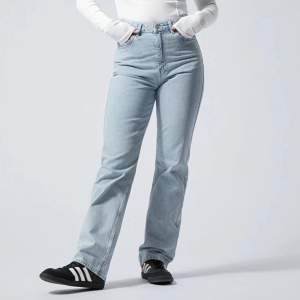 Jättefina raka jeans från Weekday i modellen Rowe och färgen summer blue, endast använda fåtal gånger och säljer då de har blivit för små. Storlek W25 L32💘 Nypriset är 590kr
