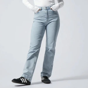 Weekday Rowe jeans - Jättefina raka jeans från Weekday i modellen Rowe och färgen summer blue, endast använda fåtal gånger och säljer då de har blivit för små. Storlek W25 L32💘 Nypriset är 590kr