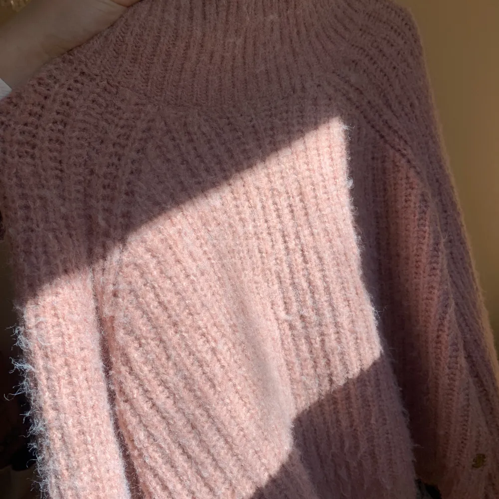 En rosa stickad tröja från Pernilla Wahlgrens kollektion hos Gekås Ullared. Super fin över en vit långklänning till sommaren! 💗. Stickat.