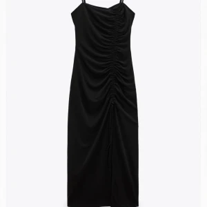 Lång känning  - Säljer min klänning som jag hade på min 18års dag. Jätte fin klänning från Zara, använd endast 1gång. Så den är som helt ny stork M. Sitter jätte fint på kroppen då den forma ens kurvor perfekt 