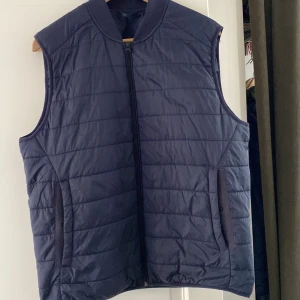 Zara väst - Tunn super fin zara väst, 8/10 skick bara använd inga skador 