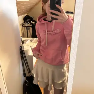 Fin rosa hoodie från champion💞 aldrig använd. Står storlek M men skulle säga att den är lite liten i storleken. Som referens brukar jag ha S i kläder.