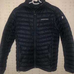 Peak performance jacka  - Den har en väldigt bra kvalitet, dock finns det ett pytte litet hål i fickan, så när man väl stoppar in händerna så kan man antagligen känna av den, men den går att sy! Storlek: 160 