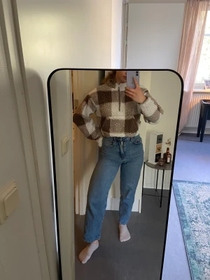 Superskön zipup  - Mysig zip-up tröja med hög krage, använd mycket men ser fräsch och fin ut utan skador! Längst ner på ärmarnas mudd ser man dock att den är använd (se bild 3) men i övrigt superskick!🌼