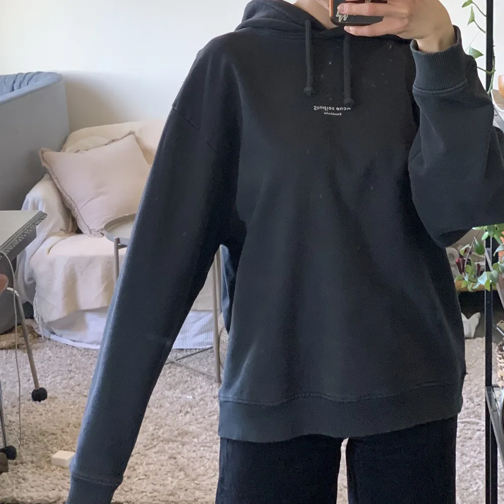 Jättefin hoodie i storlek XS från Acne Studios i mörkgrå. Använd men i väldigt bra och välvårdat skick.. Hoodies.
