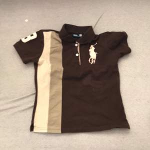 En helt ny polo ralph lauren tröja i färgen brun. Väldigt bra skick och den ska vara stryckt innan någon köper den. Väldigt bekväm och fin. Perfekt till sommaren. Nypris 900kr. Mitt pris 300kr