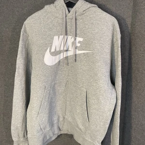 NIKE HOODIE - säljer denna hoodie från nike! Storlek M! Den är i bra skick, passar M-L