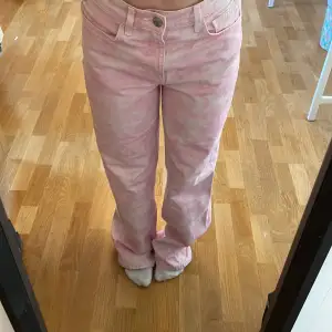 Ett par fina rosa jeans från Zara💕 aldrig andvänt
