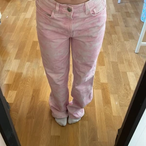 Rosa Zara jeans - Ett par fina rosa jeans från Zara💕 aldrig andvänt