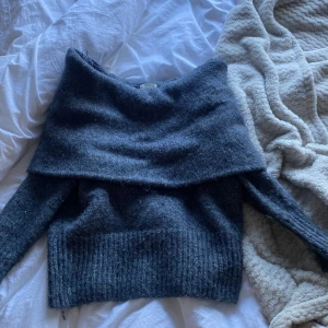 stickad off shoulder tröja - näst intill helt oanvänd, använd ett fåtal gånger. jätte skön och fin tröja som bara ej kommit till användning. som ny!!