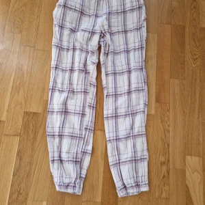 Rosa randiga Kappahl pj byxor  - Kappahl pj byxor som är jätte mjuka och sköna 