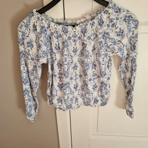 Blommig Kappahl tröja - Blommig tröja från Kappahl som är väldigt stretchig och nästan aldrig använd