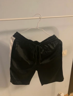 Shorts, Mennace, M  - Mennace Svarta shorts i storlek M  Knappt använd och i mycket bra skick 