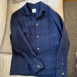 John Henric  - John Henric linne overshirt. Tunn, riktigt skön och stilren till alla slags event! Kommer inte till användning då den är lite för stor. 