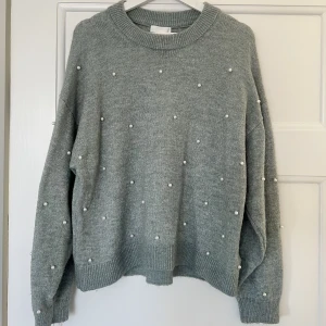 Tröja med pärlor  - Jag säljer min tröja från H&M i storlek S. Den är i väldigt bra skick och bara använd en gång💕