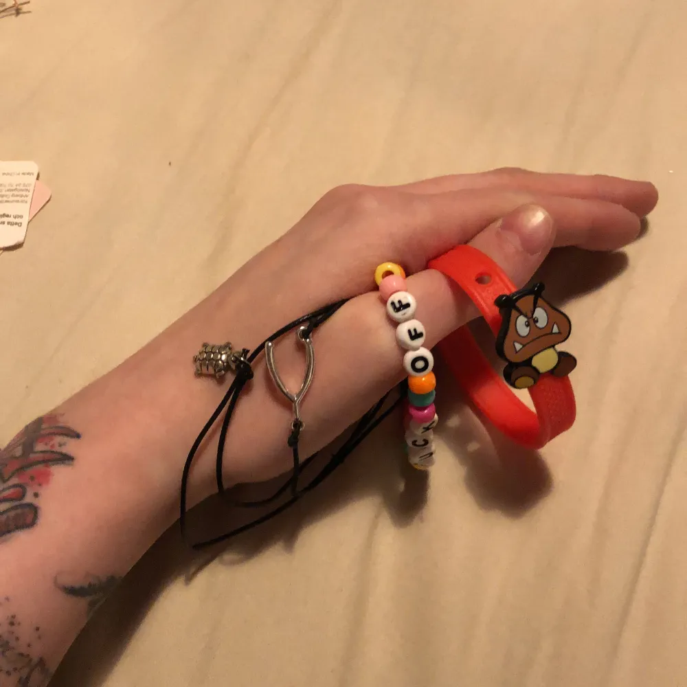 15kr st Klockan 75kr(klockan behöver nya batterier ej igång har ej testat på år men borde funka) Allt 145kr Kolla in min sida för mer smycken/ kläder m.m✨😇 (Svarta armband sålda). Accessoarer.