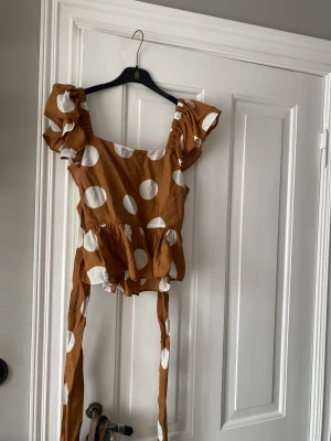Hm blus med knytning  - Söt brun och vit blus ifrån hm trend