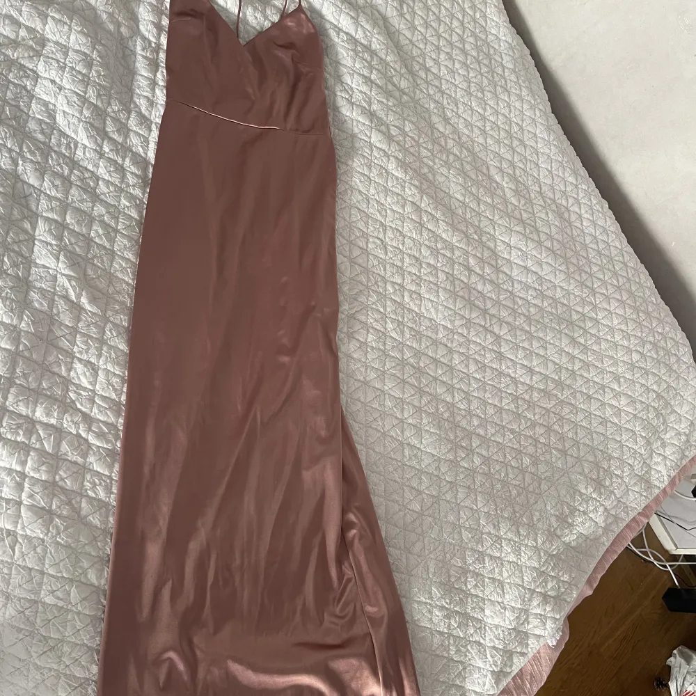 Pink satin dress HnM size 38 long thin straps tied in the back. Slit in the back. Perfect for prom or fancy dinner. Stretchy material . Klänningar.