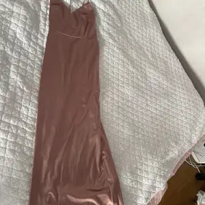Pink satin dress HnM size 38 long thin straps tied in the back. Slit in the back. Perfect for prom or fancy dinner. Stretchy material 