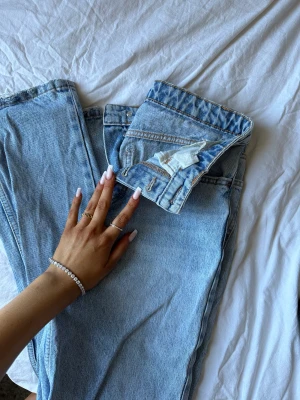 Zara mid rise jeans - Säljer nu dessa ljusblåa mid waist populära zara jeansen i storlek 34. De är i superfint skick och sällan använda. Supersnygga och passar perfekt i längden på mig som är 173! Hör av er vid fler frågor💞