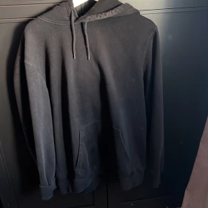 Hoddie - Vanlig svart hm hoodie bra skick, billig.
