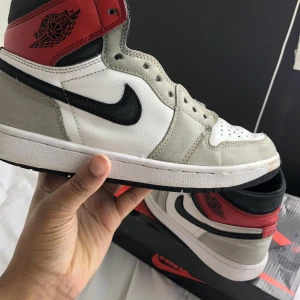 Jordan 1s light smokey grey - Säljer mina jordans då jag har haft de så länge och inte använder de lika mycket. De är creassade som ni ser och i helt okej skick. Köpte de för 2900 ungefär och säljer för 400 då jag har använt de och inte har äktehetskvitto.