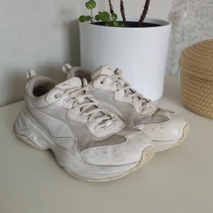 Sneakers  - Sneakers från märket Puma. Storlek 37.  Ena hälen är lite fixad då jag fick skoskav av dem. Annars hela och fina.