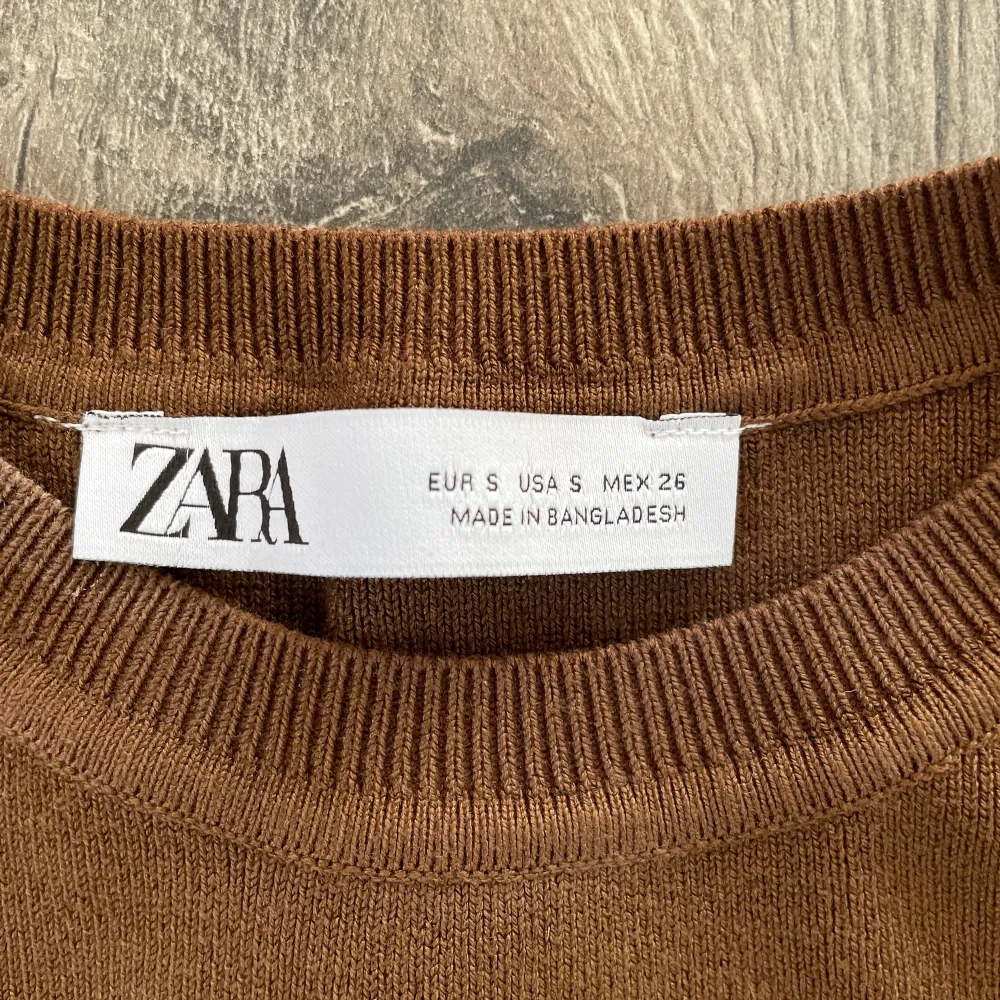 Brunt stickat linne från Zara. Aldrig använt pga att det va för litet. Storlek S men skulle passa en XS . Toppar.