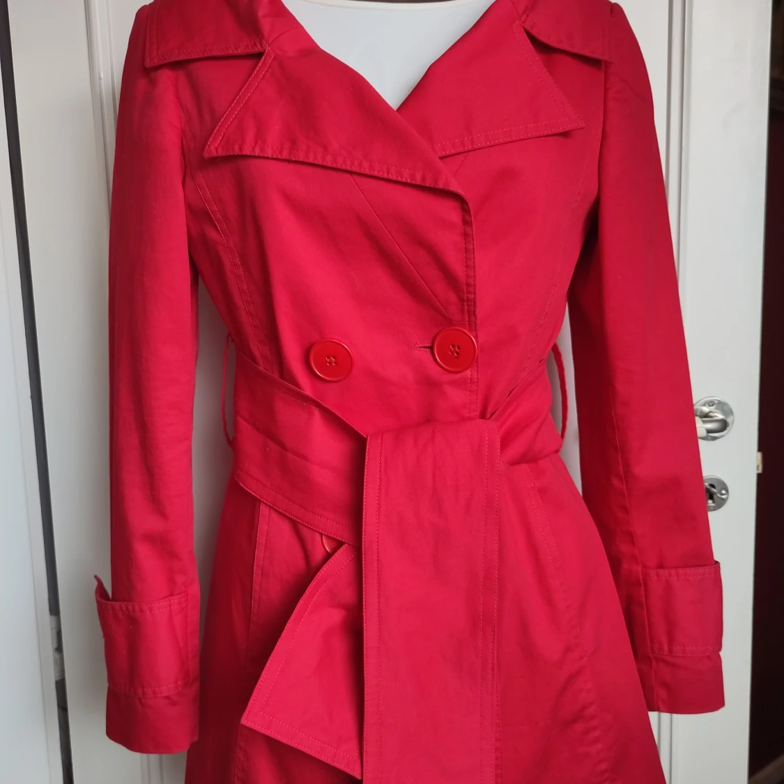 Röd Trenchcoat  - 91