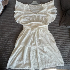 Studentklänning - Väldigt fin studentklänning från Dry Lake. Heter Vicci dress och är slutsåld på Nelly. Köptes för 1099kr och användes endast ett par timmar på studenten. Inga fläckar eller skador. Storlek M men passar  S-L då den är strechig i midjan. Pris kan diskuteras