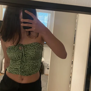 Festtopp - Säljer denna gröna festtopp från H&M. Den har endast använts vid ett tillfälle och är i storlek S