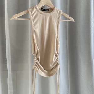 Linne - Ribbat linne med scrunch på båda sidorna från shein, storlek S