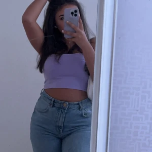 Lila topp - Lila topp som har världens skönaste material och är i prima skick! Passar stl xxs-m.