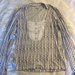 Vintage tröja  - Sitter riktigt fint på, lite korsettvibe för den formar snyggt