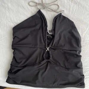 Svart topp med glitter snörning - Jättefin topp från Bikbok till finare tillfällen. Helt oanvänd, prislappen är kvar. Storlek M