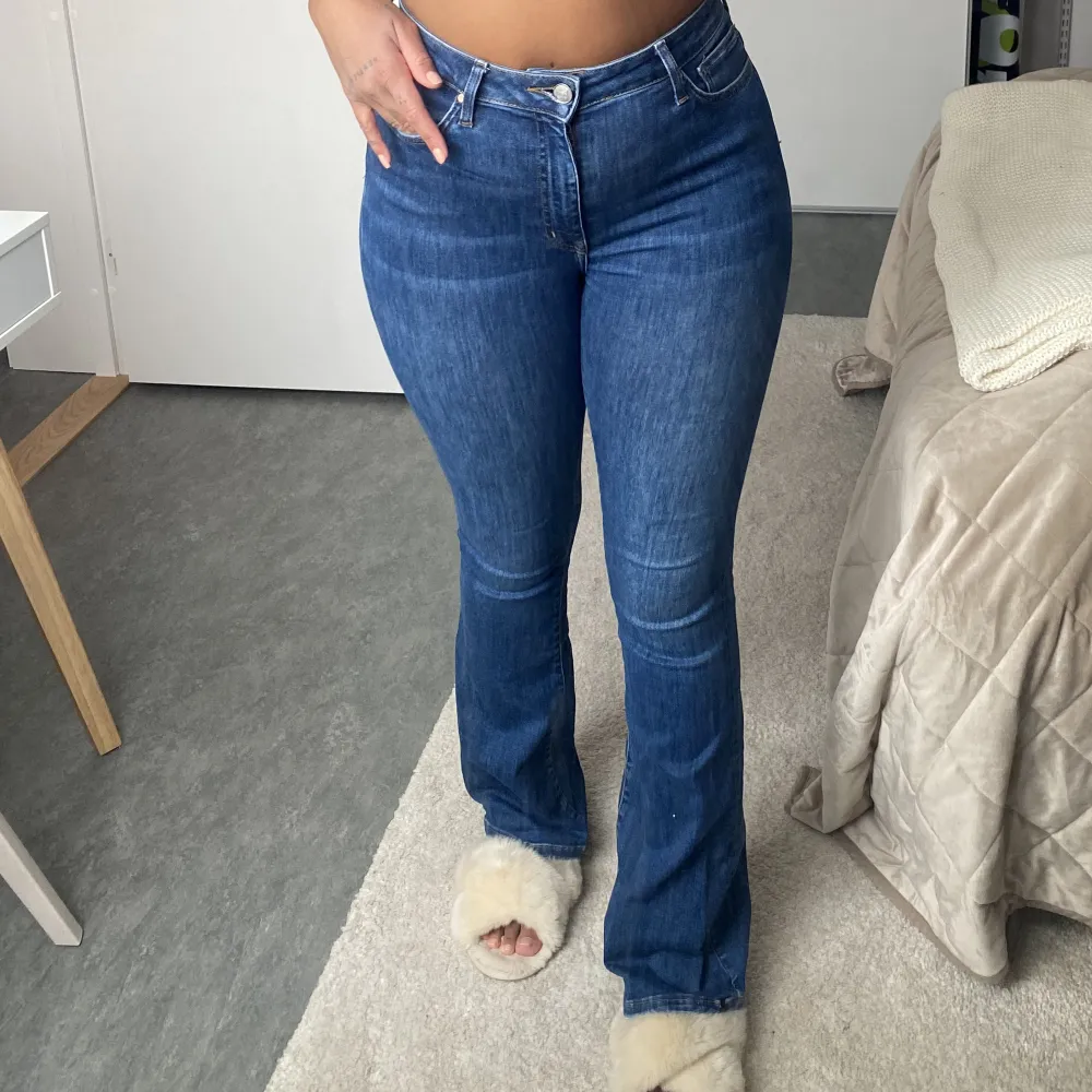 Strechiga bootcut jeans från bikbok i storlek M, använda några gånger men i fint skick! Säljer då de inte kommit till användning på väldigt länge. Jag är 174cm lång💕 Frakt tillkommer. Jeans & Byxor.