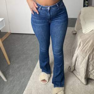 Strechiga bootcut jeans från bikbok i storlek M, använda några gånger men i fint skick! Säljer då de inte kommit till användning på väldigt länge. Jag är 174cm lång💕 Frakt tillkommer