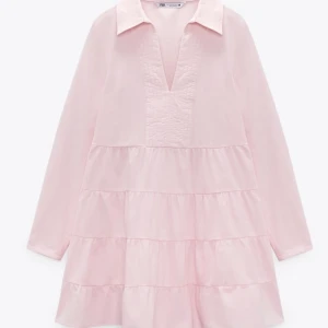 Zara klänning  - Säljer min rosa skjortklänning från zara, inköpt i somras, aldrig använd då jag inte fick användning för den prislapp finns kvar, hör av er vid frågor 💖💖