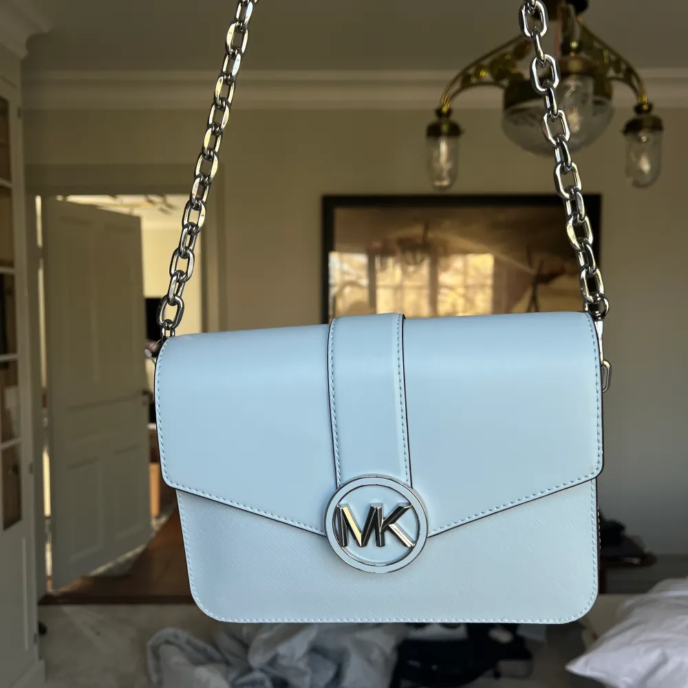 Intressekoll på min helt nya superfina Michael Kors väska då jag inte vet om den riktigt är min stil! Den är i en sååå fin ljusblå färg med en likfärgad crossbodystrap plus det superfina kedje axelbandet som är med på bilderna! Het till sommaren!💕⛱️🍉. Väskor.