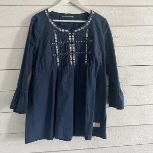 Blus i blått - En blå blus från oddmolly med möjlighet till justering i ryggen💗