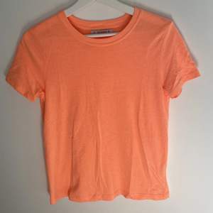 Ish neon orange T-shirt, knappt använd. Från pull and bear i storlek s. Hör av er vid frågor, pris kan diskuteras 