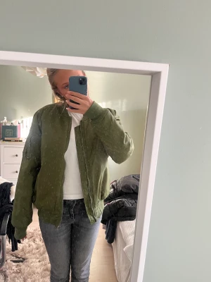 Grön bomberjacka  - Skit snygg bomberjacka!! Helt oanvänd så i jätte bra skick!! Skriv om ni undrar något eller är intresserade ❤️