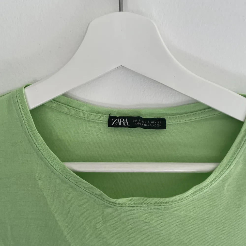 Cool grön T-shirt i bra skick, perfekt till våren och sommaren. Storlek s🫶🏼 Hör av er vid frågor, pris kan diskuteras . T-shirts.