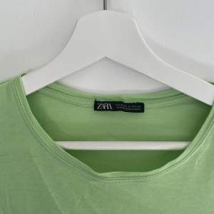 Cool grön T-shirt i bra skick, perfekt till våren och sommaren. Storlek s🫶🏼 Hör av er vid frågor, pris kan diskuteras 