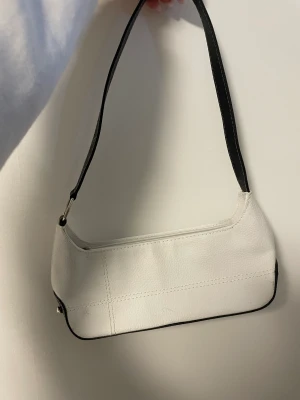 Söt handväska i gott skick  - Vit handväska med svart undersida