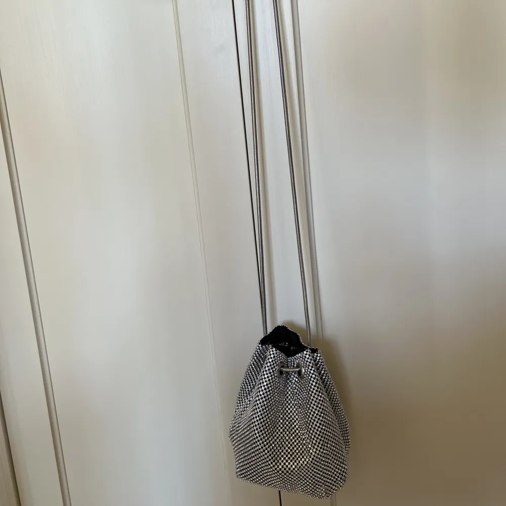 Ny supersnygg glitterväska som man kan ha som både kort och lång då remmen är anpassningsbar! . Väskor.
