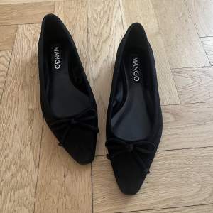 Jättesöta ballerina skor, kommer vara jättepopulära nu i sommar!! 🥿🥿de är ifrån Mango 🥭 