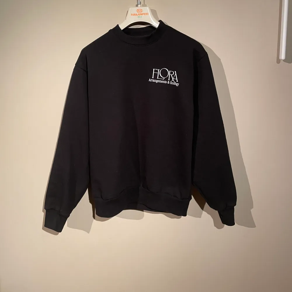 Skit snygg Crewneck. Köpt på etresex i Stockholm, Nypris 1200kr Storlek S!.. Tröjor & Koftor.