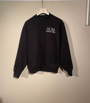 Skit snygg Crewneck - Skit snygg Crewneck. Köpt på etresex i Stockholm, Nypris 1200kr Storlek S!.